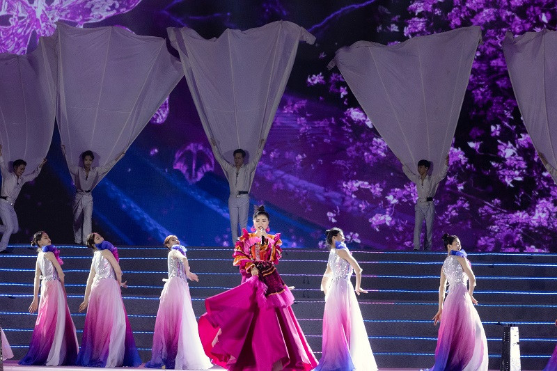 Tại sự kiện, Thu Hằng biểu diễn ca khúc “Hoa ban về”. Đây cũng là sản phẩm âm nhạc cô mới ra mắt trên các nền tảng nhạc số.