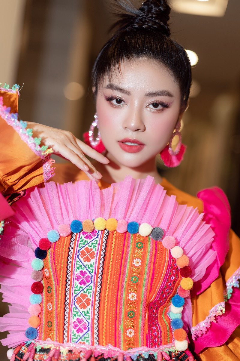 Với giọng ca quyến rũ, ca sĩ Nguyễn Thu Hằng được lựa chọn diễn mở màn cho đêm “Lễ hội hoa Ban 2023”.