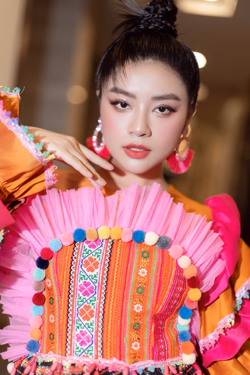 Với giọng ca quyến rũ, ca sĩ Nguyễn Thu Hằng được lựa chọn diễn mở màn cho đêm “Lễ hội hoa Ban 2023”.