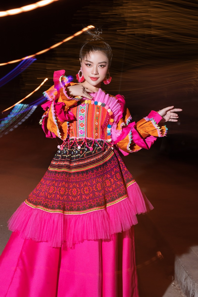 Trong trang phục được thiết kế cầu kỳ bắt mắt của NTK Thạch Linh, ca sĩ Nguyễn Thu Hằng xinh đẹp, trong trẻo như hoa ban giữa núi rừng.