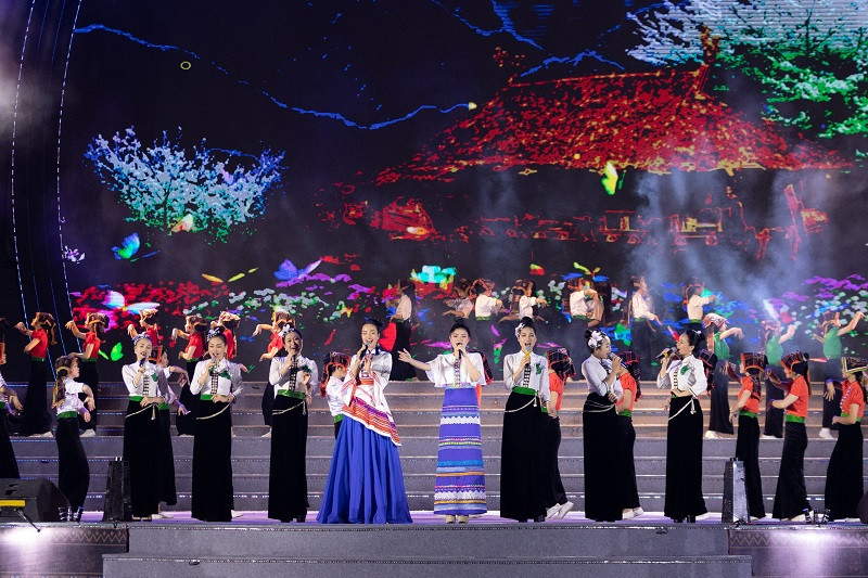 Ngoài ra, cô cùng vũ đoàn dàn dựng bài hát cùng các điệu nhảy để vừa nhảy vừa hát.