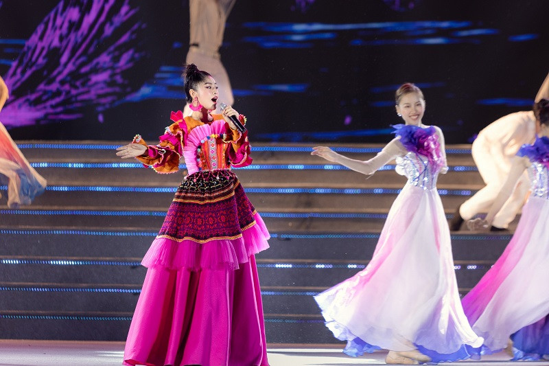 Nguyễn Thu Hằng chia sẻ, đúng là duyên số, cô và ê-kíp đã lên kế hoạch quay MV “Hoa ban về” từ cuối năm 2022 và cho ra mắt vào tháng 3 này. Năm nay lại có Lễ hội hoa ban được tổ chức nên cô biểu diễn luôn bài hát về loài hoa mang tính biểu tượng của thành phố Điện Biên.