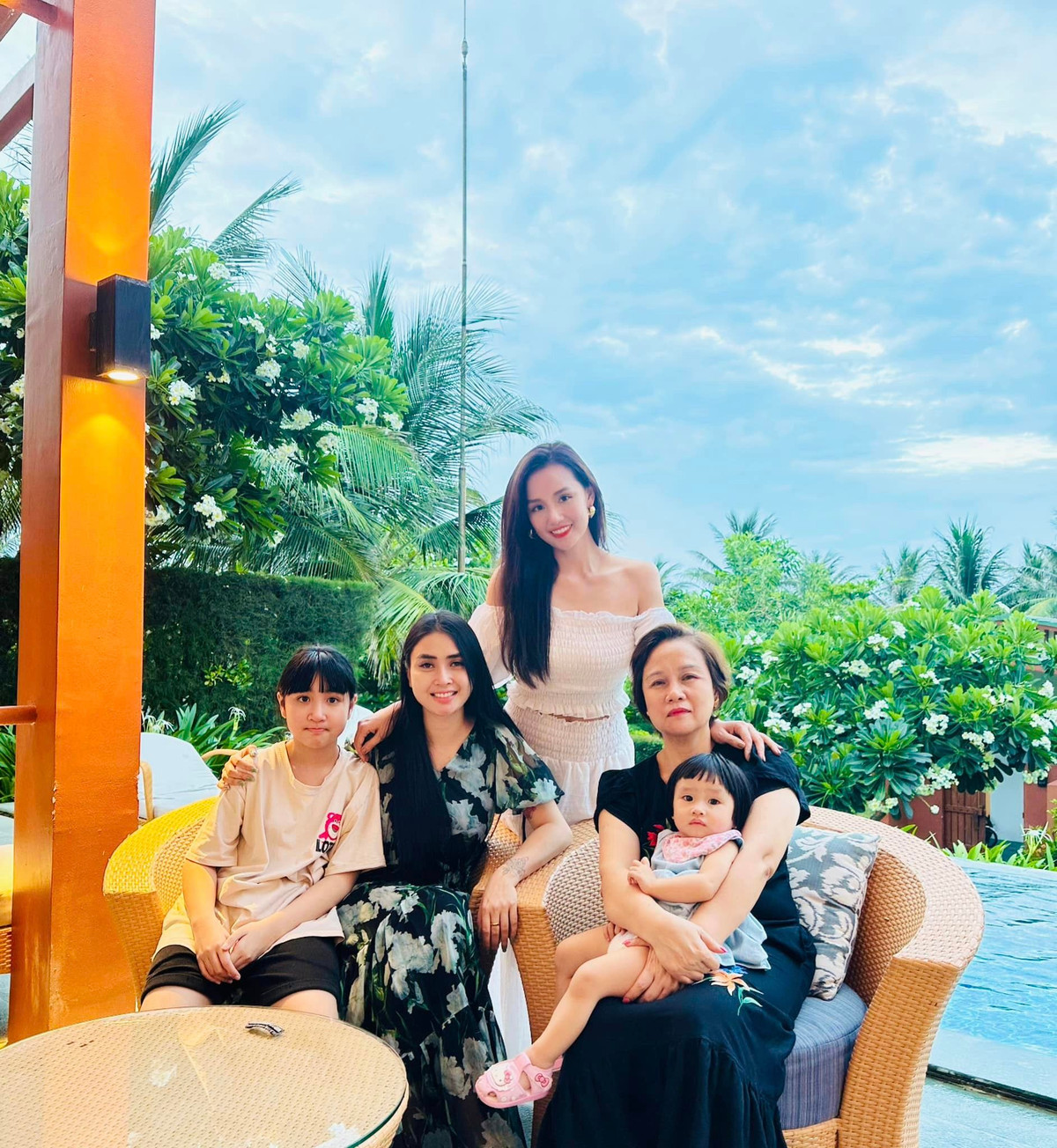 Trước câu hỏi của nhiều bạn bè, Lã Thanh Huyền chia sẻ, đây chỉ là cháu gái của cô.