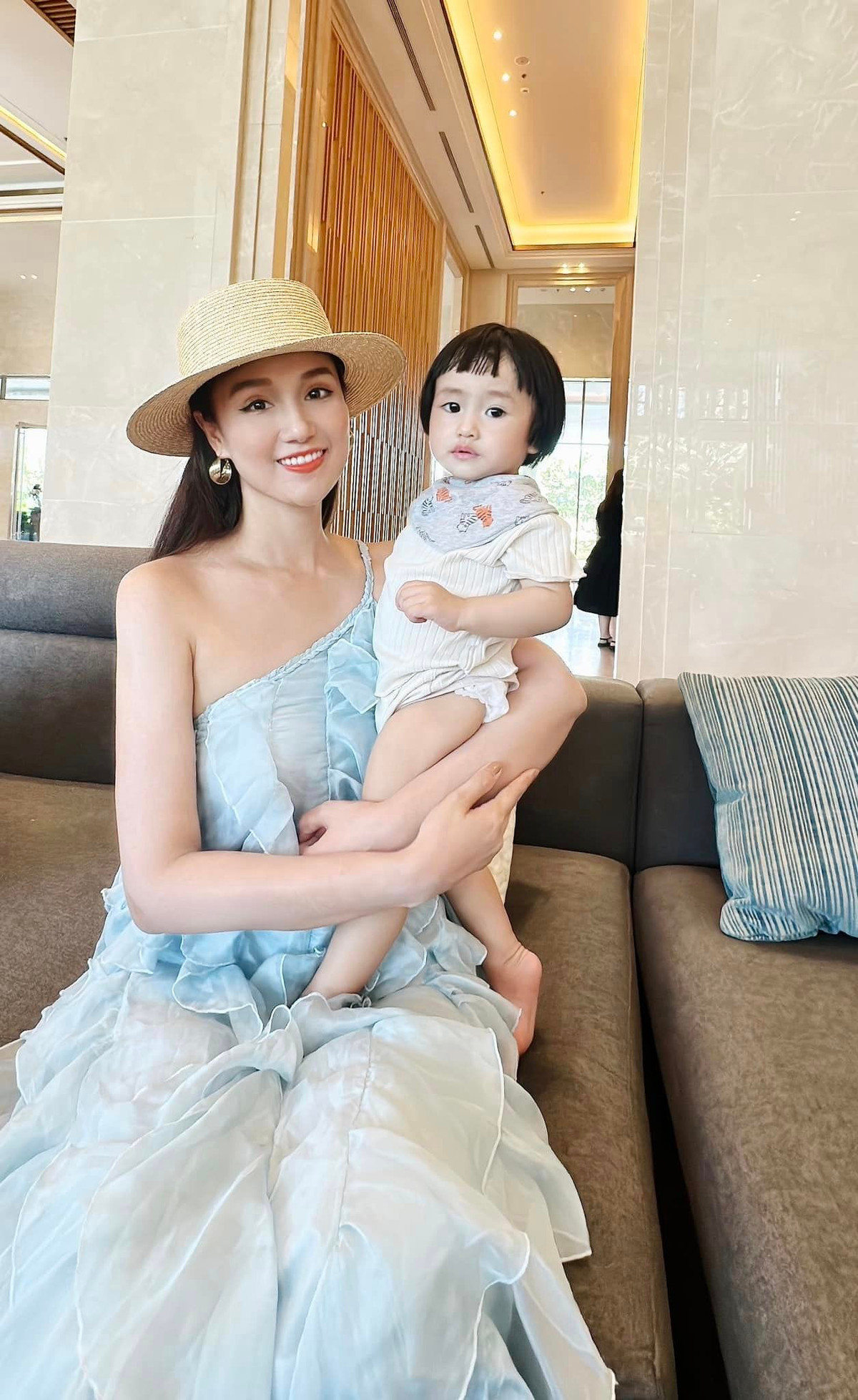 Trên trang cá nhân, nữ diễn viên viết: "Những ngày nghỉ ngơi tuyệt vời bên gia đình yêu thương". Đặc biệt sự xuất hiện của bé gái trong loạt ảnh của Lã Thanh Huyền nhận được nhiều quan tâm của khán giả.