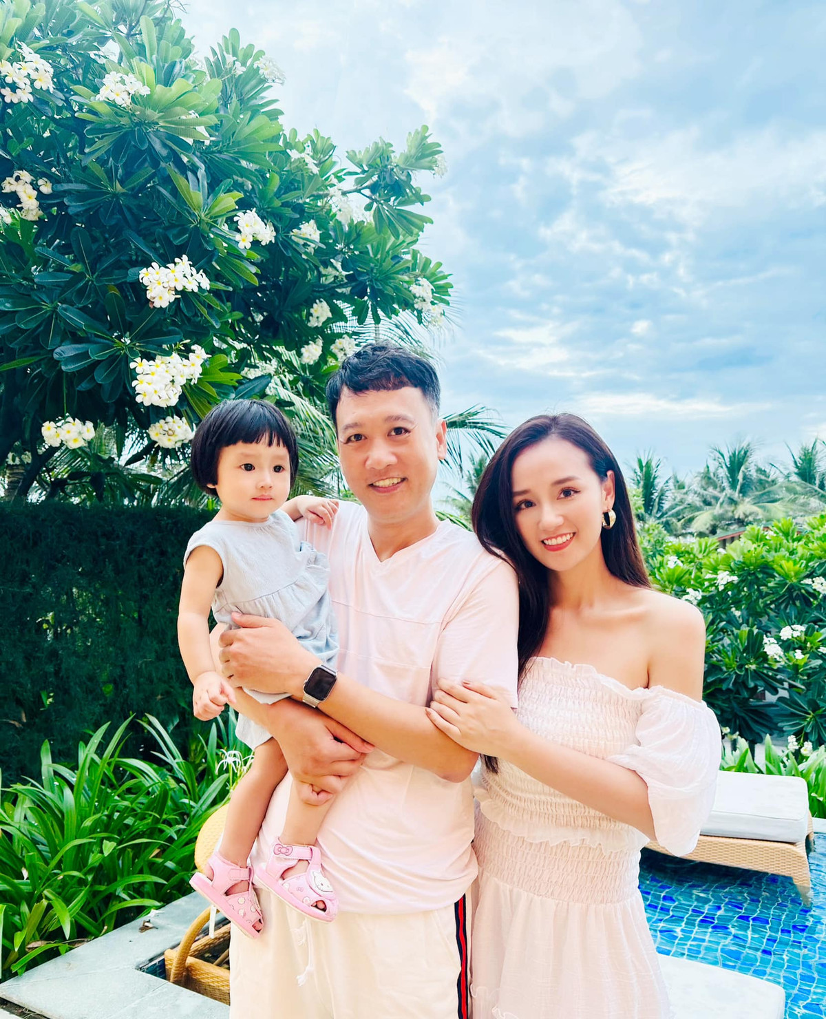 Mới đây, diễn viên Lã Thanh Huyền gây chú ý khi khoe loạt ảnh nghỉ ngơi thư giãn bên gia đình.