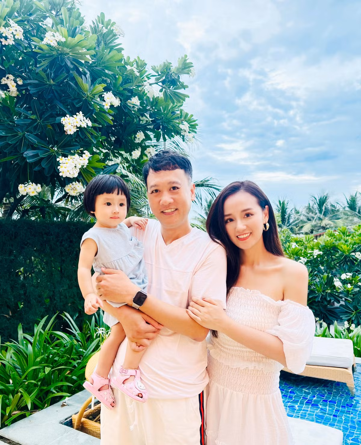 Mới đây, diễn viên Lã Thanh Huyền gây chú ý khi khoe loạt ảnh nghỉ ngơi thư giãn bên gia đình.