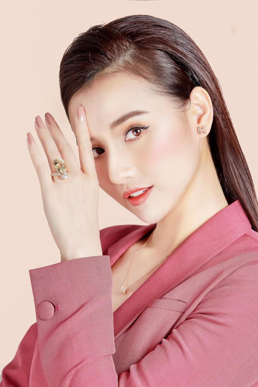 Không chỉ viên mãn trong hôn nhân, Lã Thanh Huyền còn khiến nhiều người ngưỡng mộ khi sở hữu tài sản khủng. Mới đây cô khoe khéo viên kim cương vàng hình giọt nước.