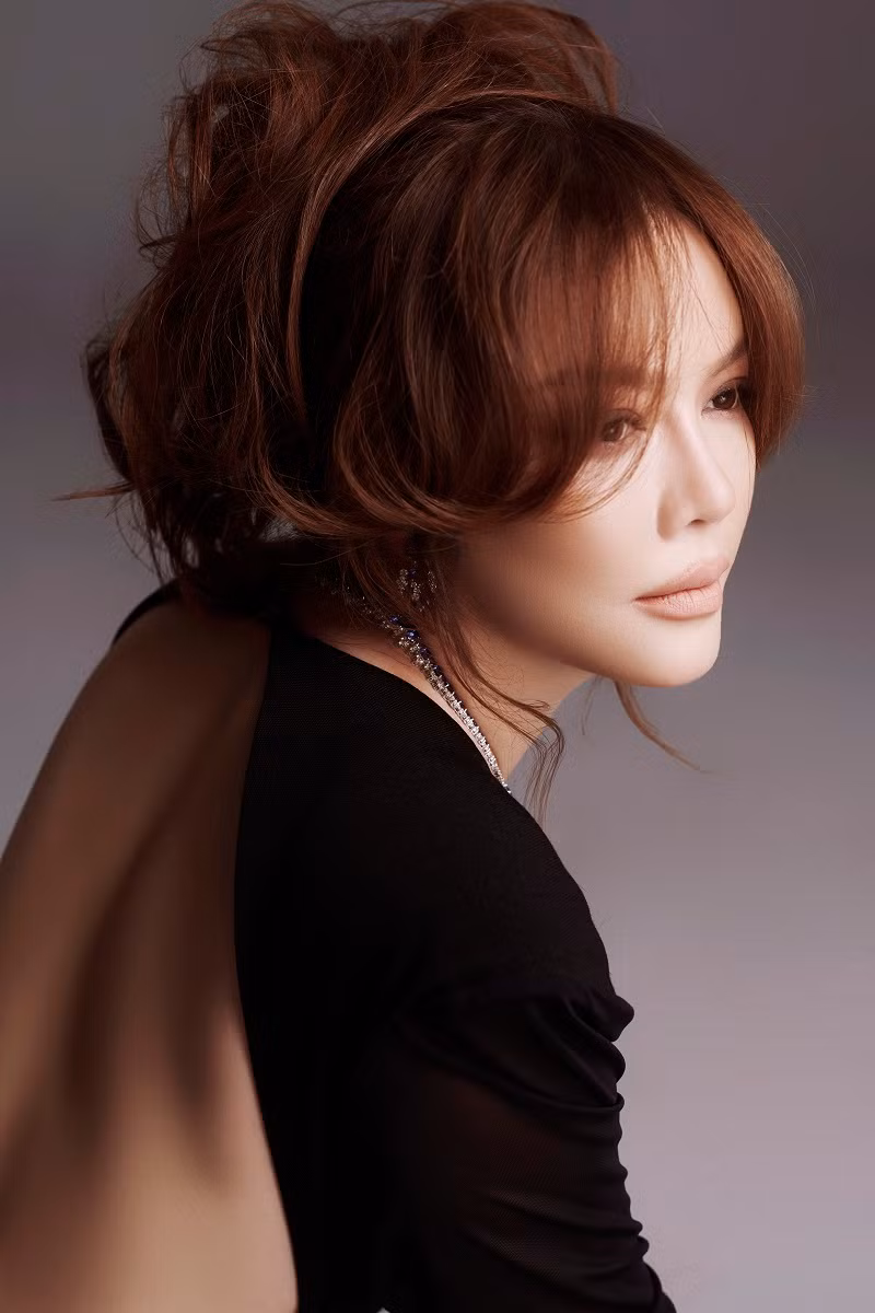 Với góc chụp nghiêng, diễn viên "Kiều nữ và đại gia" càng khiến cánh mày râu đắm đuối với sống mũi cao vút cùng đôi mắt to tròn long lanh. Quả không hổ danh là một trong những mỹ nhân không tuổi có nhan sắc “lão hóa ngược”, Lý Nhã Kỳ luôn khiến người hâm mộ phải trầm trồ bởi vẻ ngoài ngày một trẻ trung, rạng rỡ chuẩn quý cô.