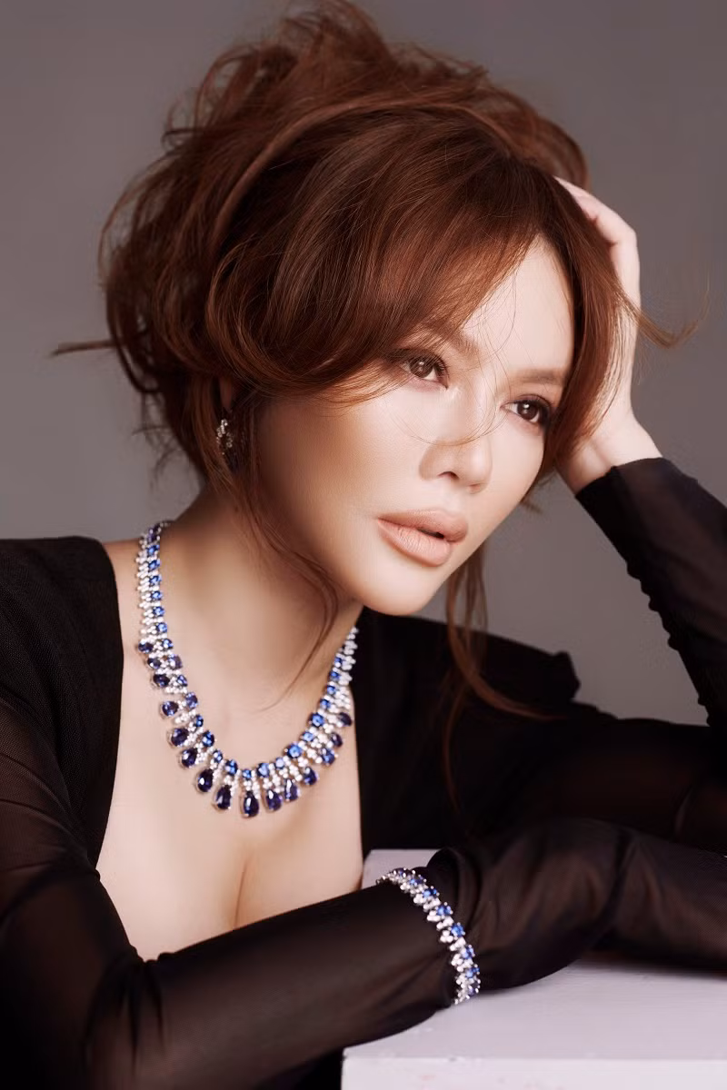 Vòng một lớn từng khiến Lý Nhã Kỳ gặp nhiều bất tiện trong việc chọn trang phục.