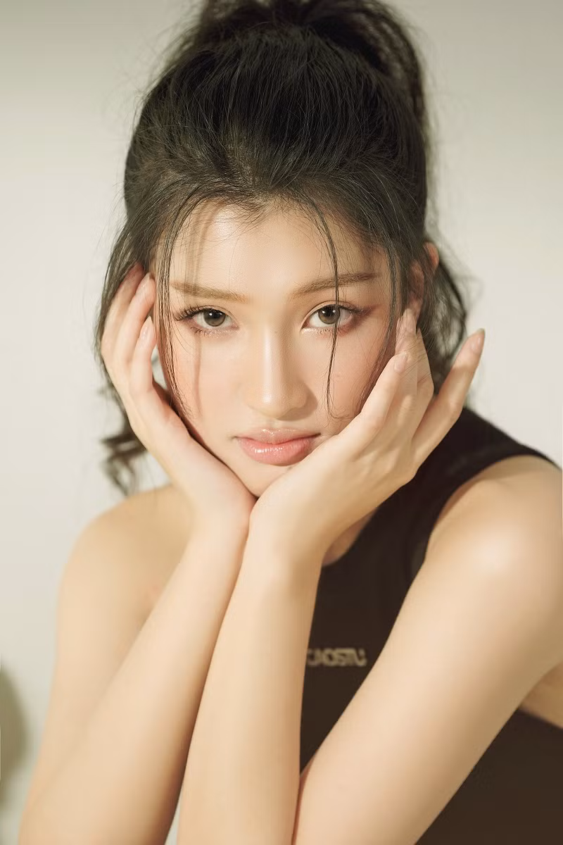 Mới đây nhất, Phương Nhi gây sốt với bộ hình mới toanh đánh dấu cột mốc trưởng thành trước thềm công bố cuộc thi quốc tế cô sắp tham gia.