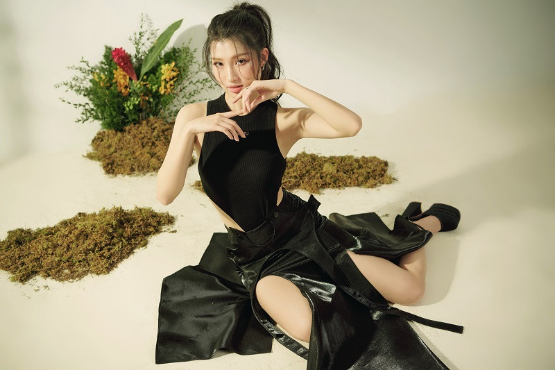 Không còn xuất hiện với những bộ cánh như bước ra từ cổ tích với tạo hình nàng thơ, Phương Nhi gây ấn tượng với hình ảnh trưởng thành hơn với 3 phong cách khác nhau.