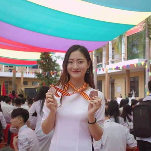 Lương Thùy Linh là 1 trong 5 học sinh có kết quả thi THPT quốc gia 2018 cao nhất của tỉnh Cao Bằng.