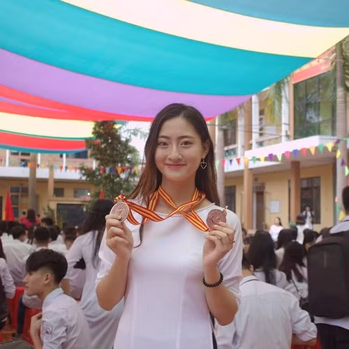 Lương Thùy Linh là 1 trong 5 học sinh có kết quả thi THPT quốc gia 2018 cao nhất của tỉnh Cao Bằng.