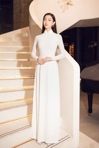 Cô là một trong những sinh viên xuất sắc về nhiều mặt ở trường. Không chỉ giỏi văn hóa, cô còn rất năng động khi tham gia vào Câu lạc bộ MC và thời trang của trường Đại học Ngoại thương với vai trò người mẫu và thành viên của Enactus FTU Hanoi.