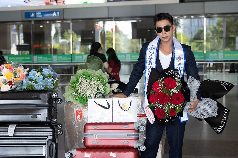 Phùng Phước Thịnh xuất hiện giản dị tại sân bay Tân Sơn Nhất trong trang phục vest lịch lãm.