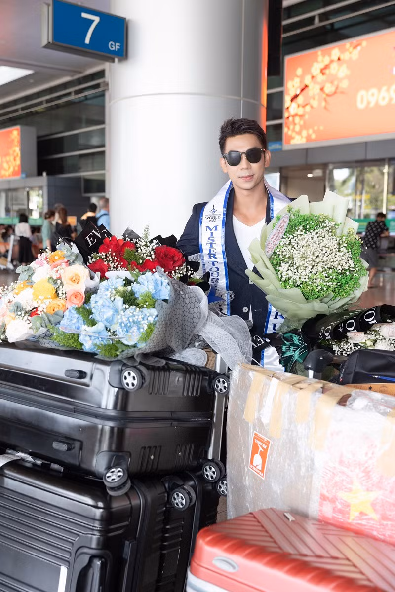 Sau khi đoạt giải Á vương Mister Tourism World 2022 Phùng Phước Thịnh đã đáp chuyến bay trở về Việt Nam.