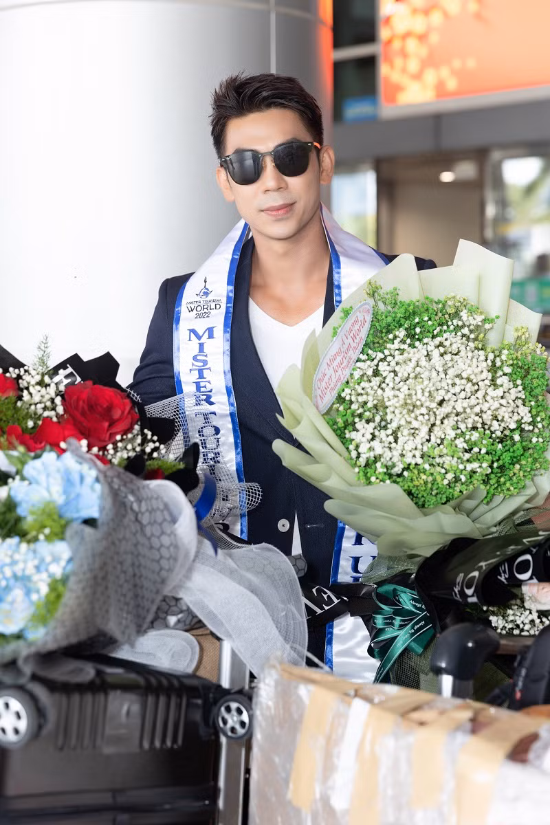 Phùng Phước Thịnh cho biết, anh cảm thấy hạnh phúc khi được nhiều fan sắc đẹp nhận xét là đại diện xuất sắc nhất từ trước đến nay của Việt Nam tại Mister Tourism World 2022. Chàng Á vương cũng tiết lộ bản thân gặp khá nhiều khó khăn trong những ngày đầu tiên sang Philippines thi đấu như khó ngủ vì lịch trình quá dày đặt, ngày nào cũng bắt đầu lúc 5h sáng, thức ăn đôi lúc không hợp khẩu vị...