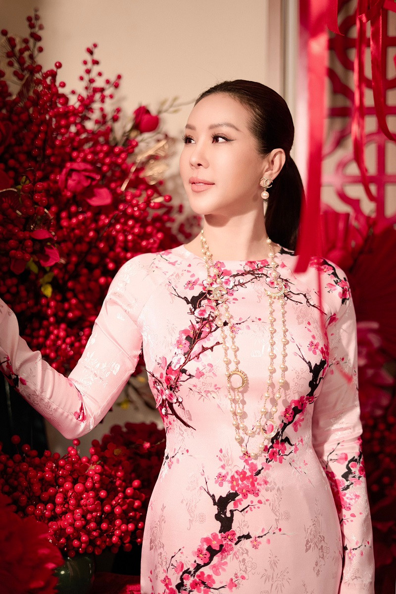 Với hình ảnh mang đậm nét truyền thống, bà mẹ 3 con vẫn đầy cuốn hút và nhận được nhiều lời khen ngợi bởi sắc vóc trẻ trung bất chấp tuổi tác.