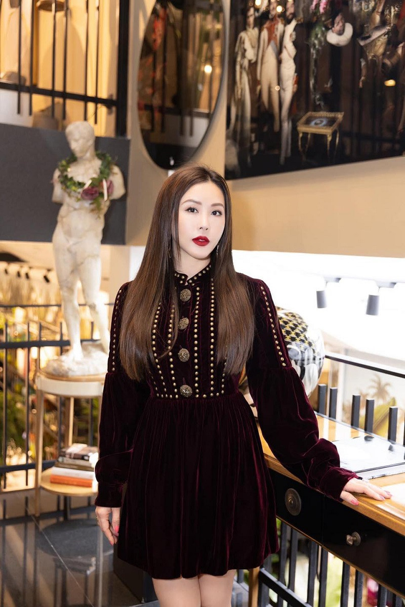 Thu Hoài sinh năm 1976, đăng quang cuộc thi Hoa hậu Phu nhân nguời Việt thế giới 2012.