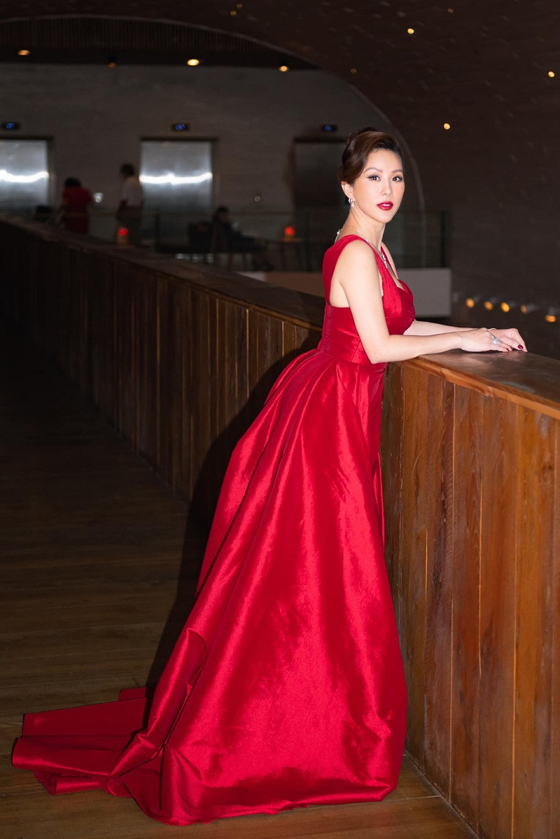 Sau 10 năm đăng quang, ở tuổi U50, Thu Hoài vẫn giữ được nhan sắc xinh đẹp, quyến rũ.