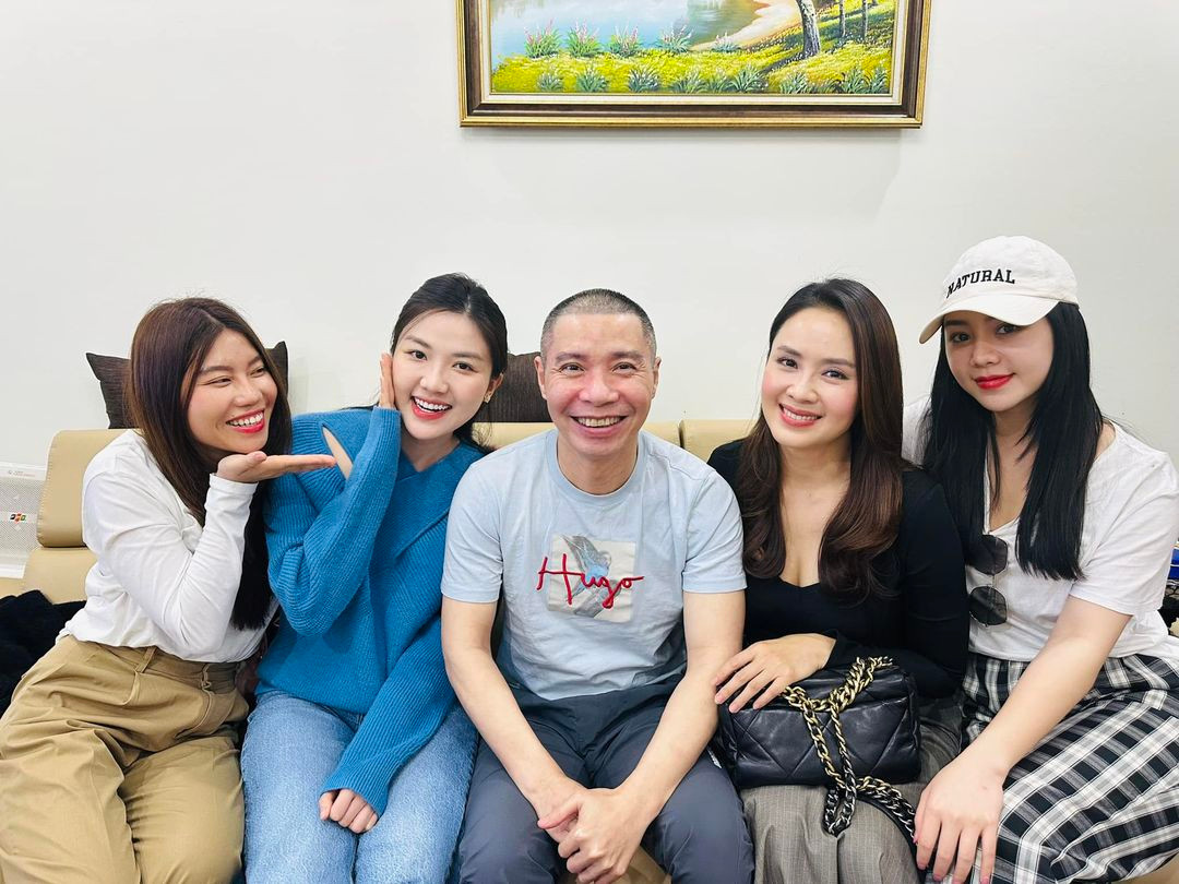 Nhiều đồng nghiệp đã đến nhà riêng hỏi thăm sức khỏe "Cô Đẩu". Trong hình là các diễn viên Hồng Diễm, Lương Thanh, Quỳnh Kool.