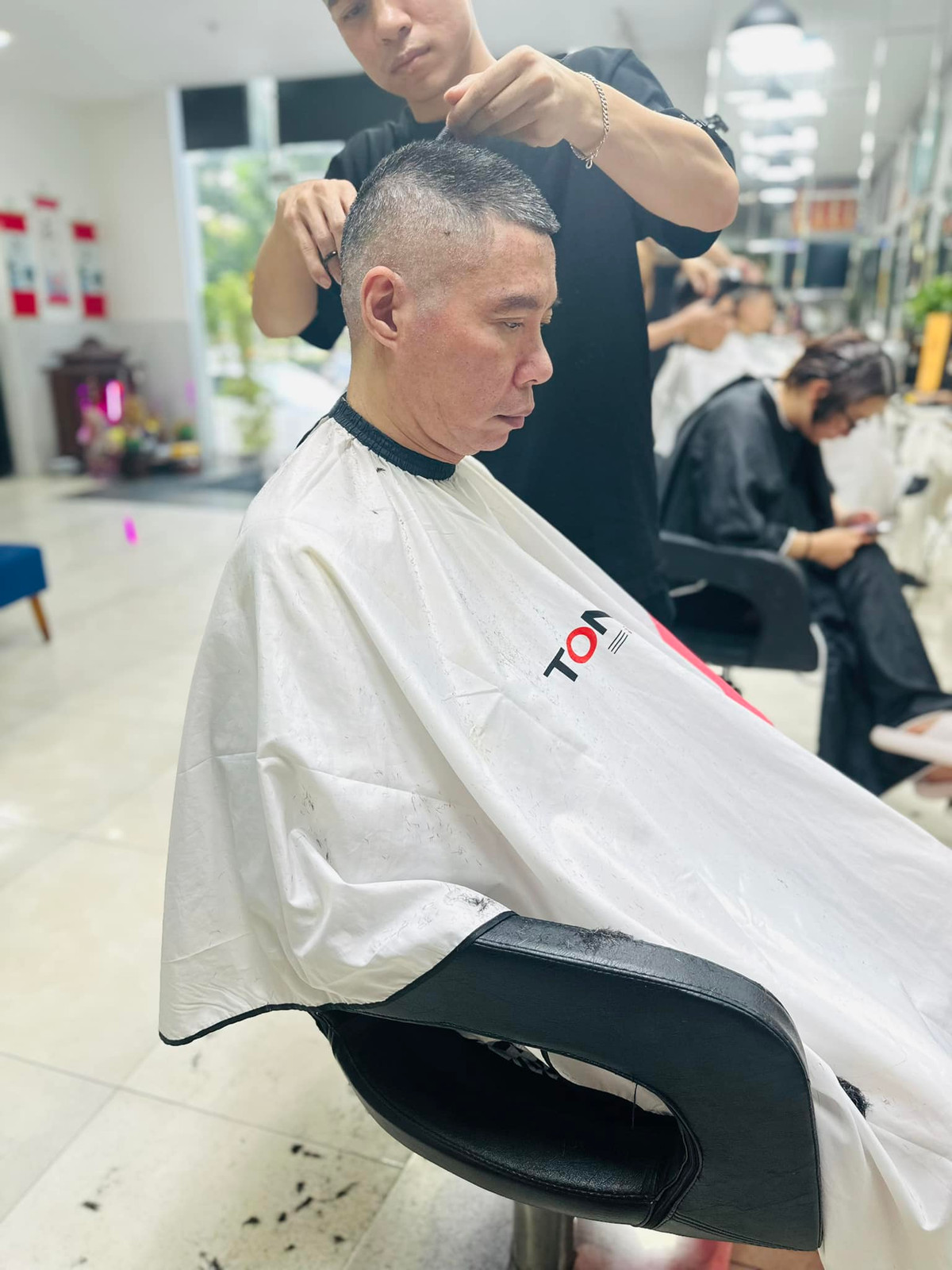 Từ ngày Công Lý bị đột quỵ, không chỉ đồng hành cùng chồng chữa bệnh, Ngọc Hà còn là chỗ dựa tinh thần cho Công Lý. Cô thường cập nhật hình ảnh và tình hình sức khỏe của chồng. Trong ảnh, Ngọc Hà tiết lộ Công Lý đi cắt tóc, "tút tát" lại ngoại hình.