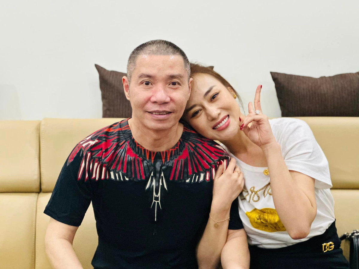 Phương Oanh cũng đến thăm Công Lý. Cả hai đóng vai bố con trong phim "Hương vị tình thân".