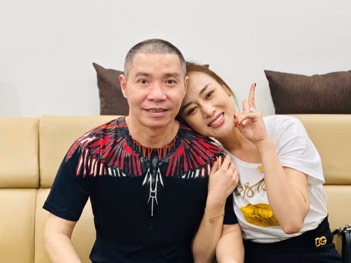 Phương Oanh cũng đến thăm Công Lý. Cả hai đóng vai bố con trong phim "Hương vị tình thân".