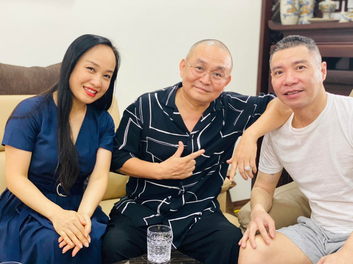 Mới đây, NSƯT Xuân Hinh cùng "Thị Mầu" Thu Huyền đã đến nhà thăm NSND Công Lý. Trên trang cá nhân, nam danh hài chia sẻ khoảnh khắc chụp cùng Công Lý cùng lời nhắn nhủ mong "Cô Đẩu" chóng bình phục sức khỏe.