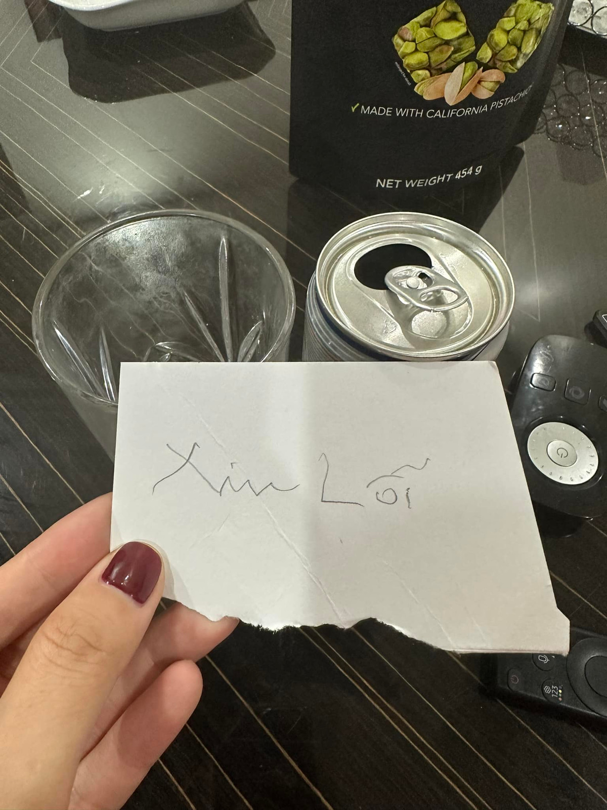 Vợ trẻ cũng kể lại câu chuyện hài hước về Công Lý. Ngọc Hà tiết lộ, từ khi gặp sự cố về sức khỏe, Công Lý không uống rượu bia, bỏ thuốc lá. "Tối nay đi ra ngoài, về nhà thấy cụ Lý mở 1 lon bia ra tự uống. Uống xong còn để tờ giấy này lên bàn, lại còn tự viết đây", Ngọc Hà viết.