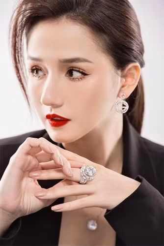 Người đẹp 38 tuổi cho biết hiện cô đang sở hữu bộ sưu tập trang sức kim cương có giá khoảng 100 tỷ đồng và được coi là bà hoàng kim cương của showbiz, ngang ngửa với Lý Nhã Kỳ.