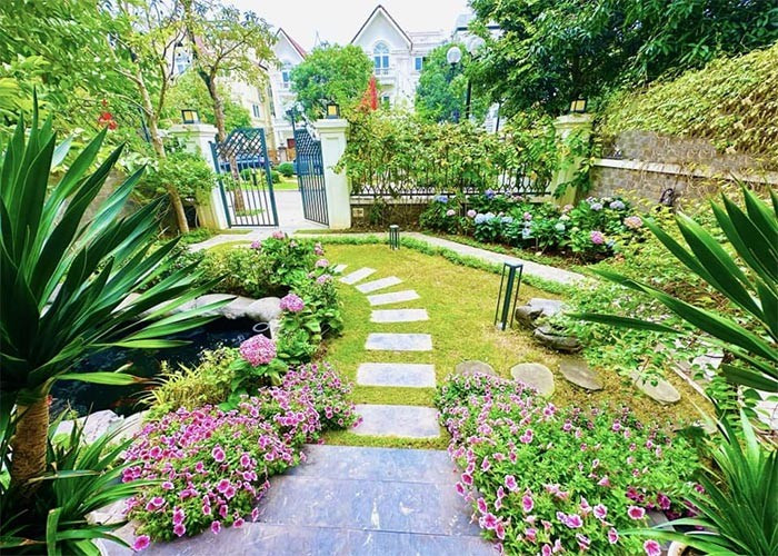 Lã Thanh Huyền và chồng đại gia đang sống trong căn biệt thự hạng sang có diện tích 450 m2 và 150 m2 sân vườn ở trung tâm Hà Nội. Vợ chồng cô đã bỏ ra 2 triệu USD (khoảng 48 tỷ) để mua căn biệt thự này.