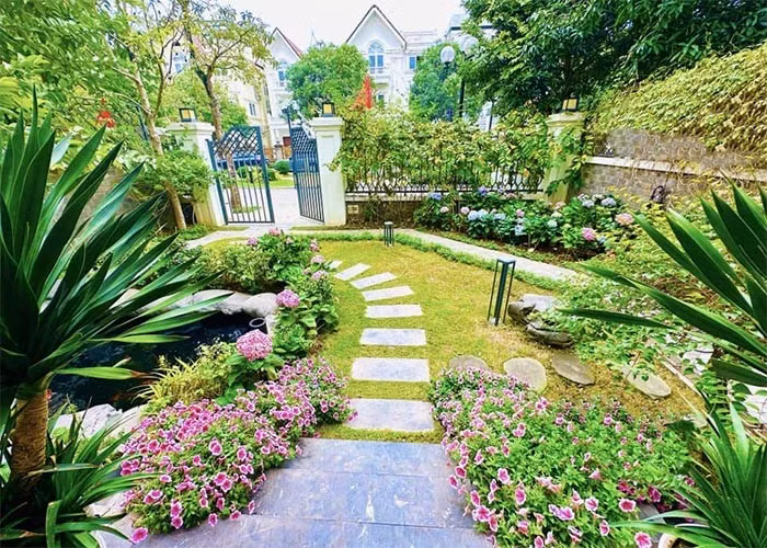 Lã Thanh Huyền và chồng đại gia đang sống trong căn biệt thự hạng sang có diện tích 450 m2 và 150 m2 sân vườn ở trung tâm Hà Nội. Vợ chồng cô đã bỏ ra 2 triệu USD (khoảng 48 tỷ) để mua căn biệt thự này.