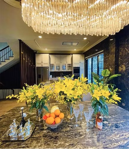 Nữ diễn viên Chồng cũ, vợ cũ, người yêu cũ còn chi khoảng chục tỷ nữa để sửa chữa và mua sắm nội thất cho căn biệt thự.