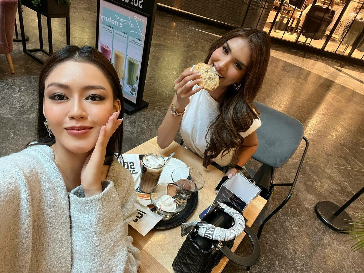 Đặng Thanh Ngân từng tham gia khoá đào tạo diễn viên sân khấu chuyên nghiệp tại Sân khấu Kịch Hồng Vân trong 3 năm và theo đuổi sự nghiệp diễn xuất. Cô tham gia các phim như: “Lụa”, sitcom “Hoa hậu thám tử”…