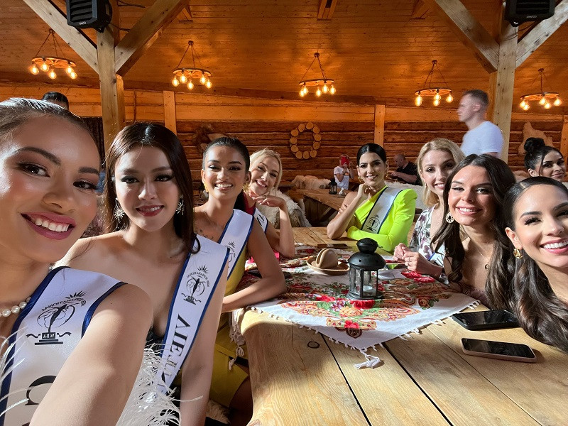 Gu thời trang thanh lịch của Đặng Thanh Ngân được chính các thí sinh cũng như cộng đồng mạng đánh giá cao.