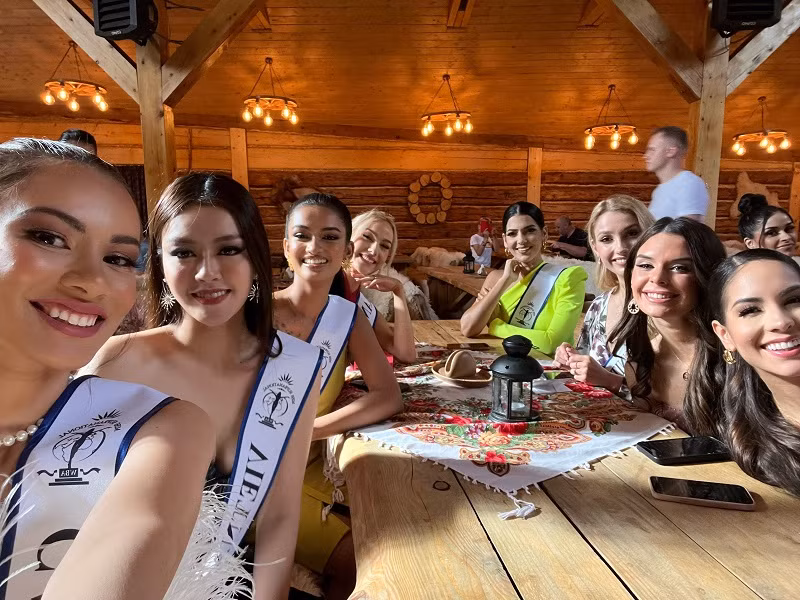 Gu thời trang thanh lịch của Đặng Thanh Ngân được chính các thí sinh cũng như cộng đồng mạng đánh giá cao.