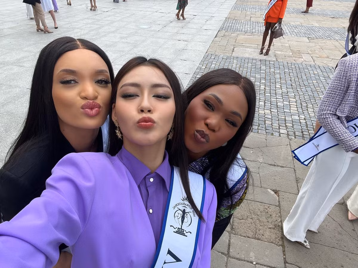 Đặng Thanh Ngân cũng chia sẻ, cô đến với Miss Supranational 2023 khá thuận lợi. Các thí sinh đều rất hoà đồng, thân thiện nên giúp cô nhanh chóng hoà nhập và tạo được những thiện cảm tốt với bạn bè.