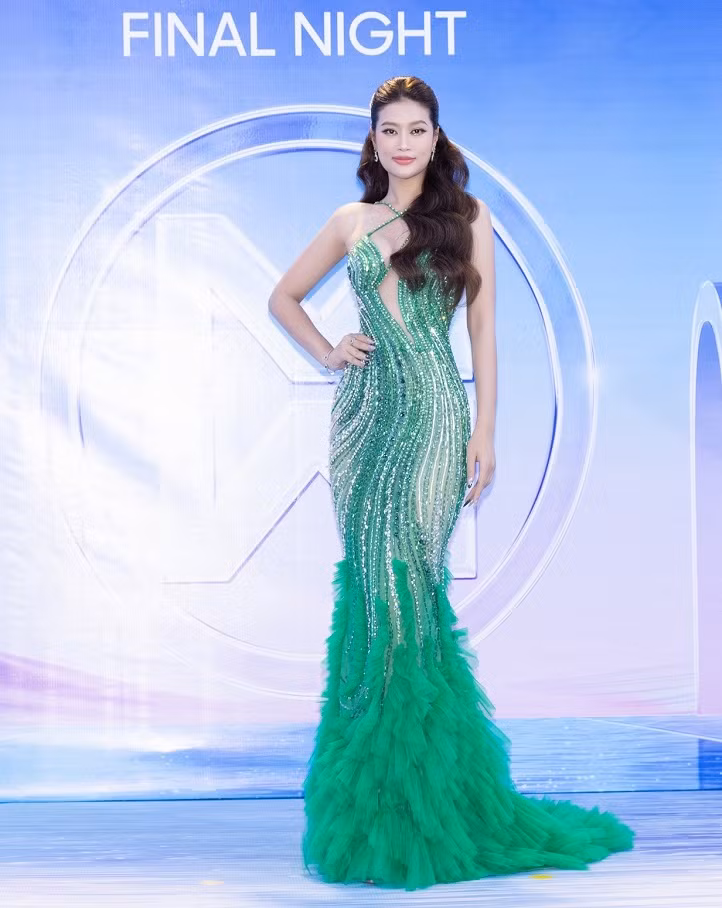 Hoa hậu Đoàn Thiên Ân và Hoa hậu Thanh Thuỷ cũng khiến netizen phải để lại nhiều bình luận tích cực nhờ nhan sắc thăng hạng vượt bậc. Thiên Ân diện chiếc váy đuôi cá màu xanh lá sóng nước bắt mắt. Thiết kế được thực hiện kỳ công bởi hàng nghìn hạt kim sa trải dài cả chiếc váy. Đặc biệt, phần đuôi còn được đính voan, tôn lên vóc dáng ngày một quyến rũ của Hoa hậu Thiên Ân.