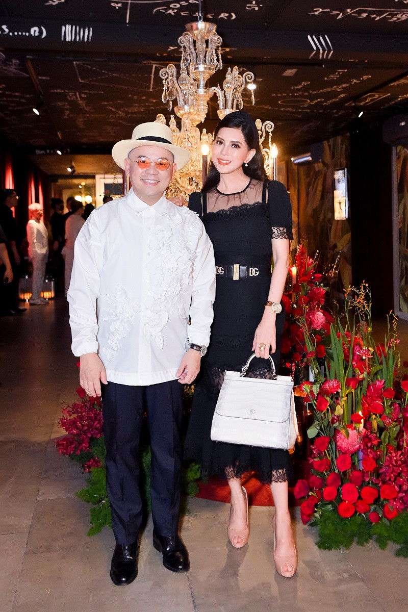 Thủy Tiên chụp ảnh cùng doanh nhân Dương Quốc Nam.