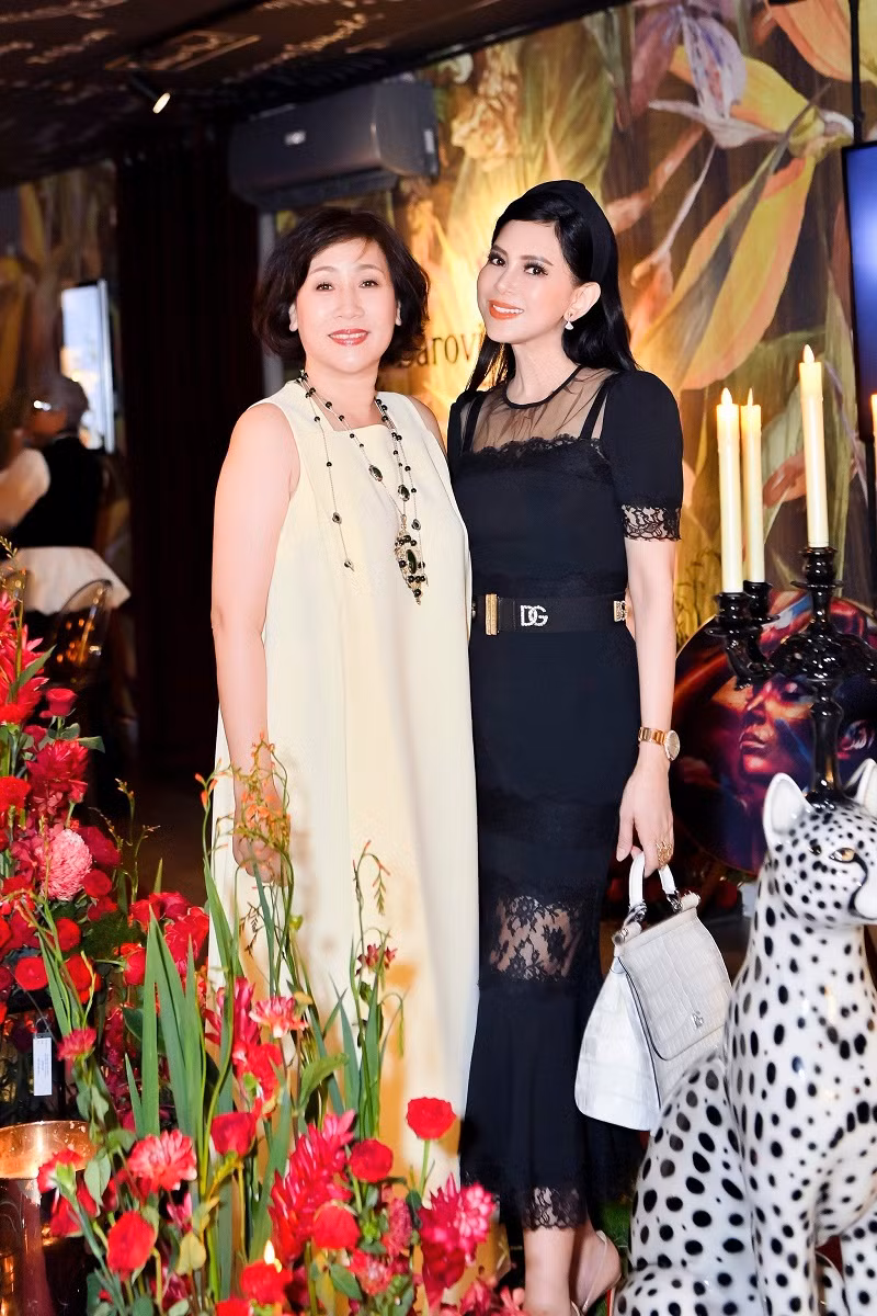 Sau khi rời khỏi màn bạc, Thủy Tiên chuyển qua làm tiếp viên hàng không và gặp gỡ, kết hôn với doanh nhân Johnathan Hạnh Nguyễn.