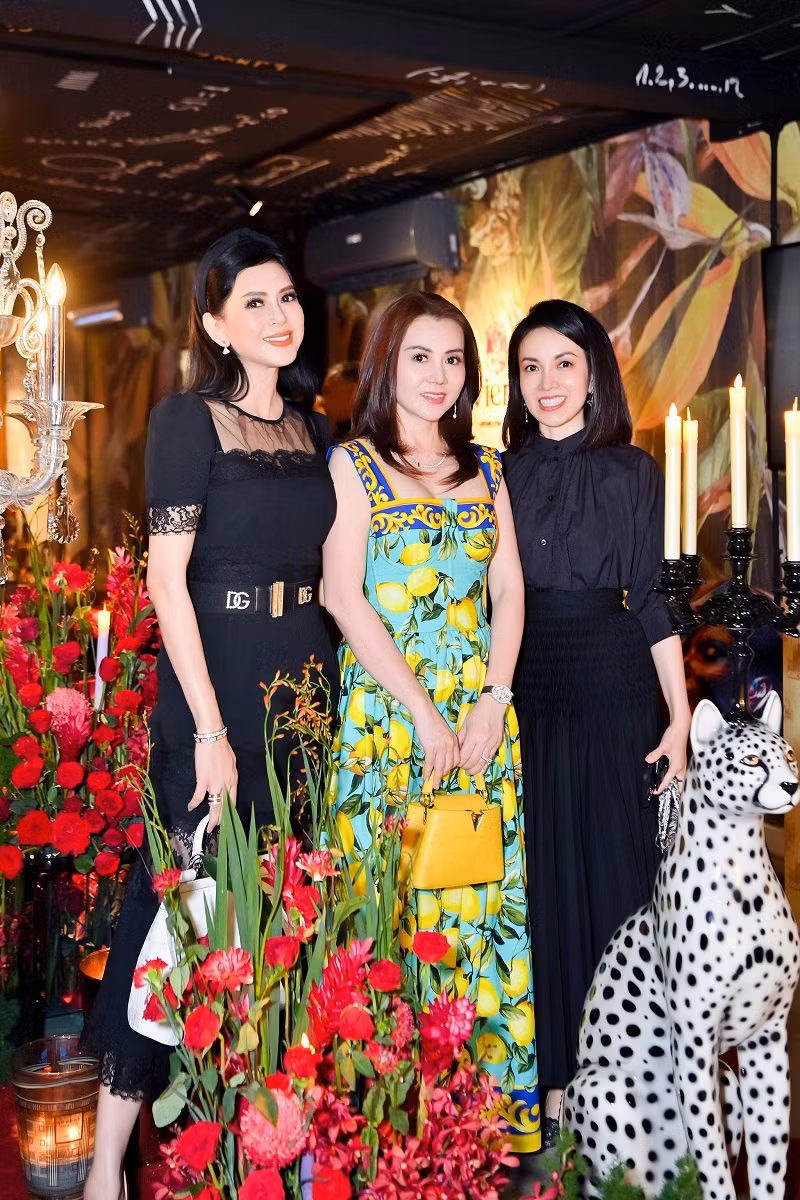 Từ khi kết hôn, cựu diễn viên Thủy Tiên chuyển hướng sang làm kinh doanh cùng chồng. Hiện Thủy Tiên điều hành một tập đoàn lớn, hợp tác với hơn 100 thương hiệu thời trang quốc tế.