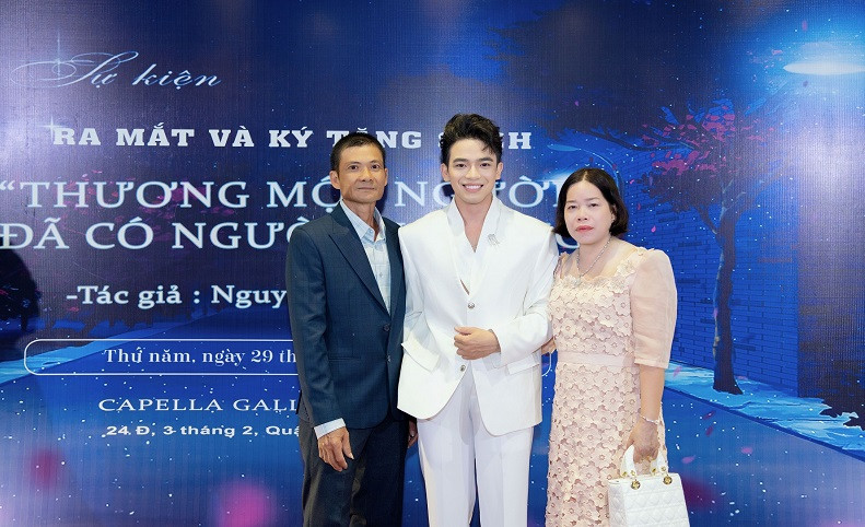 Tra Ngoc Hang den chuc mung MC Hai Trieu ra mat sach-Hinh-2