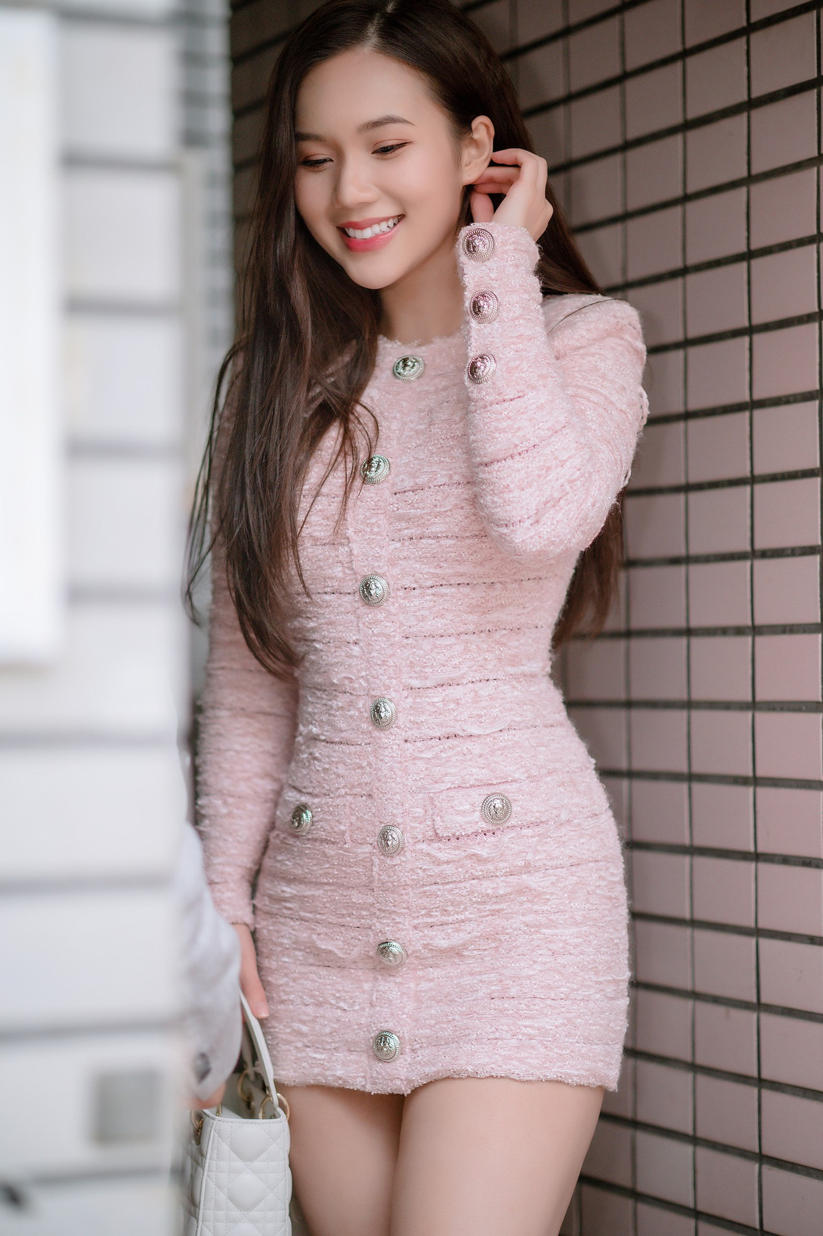 Phạm Ngọc Anh sinh năm 1995, theo học Đại học Công đoàn. Trước "Gia đình mình vui bất thình lình", nữ diễn viên từng tham gia phim "Chạy trốn thanh xuân", "11 tháng 5 ngày", "Lửa ấm", "Phố trong làng"...