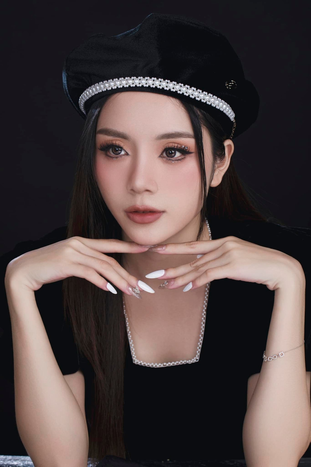 Phương Uyên sinh năm 2003, quê Đắk Lắk. Cô nàng sở hữu gương mặt hài hòa, thanh tú.