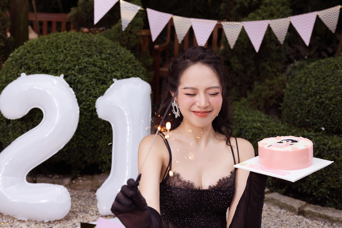 Trước đó, Hoa hậu Việt Nam 2022 Huỳnh Thị Thanh Thủy đã đón sinh nhật tuổi 21. Trong bộ ảnh đón tuổi mới, Thanh Thủy chọn lối trang điểm ngọt ngào cùng chiếc váy ngắn màu đen bí ẩn.