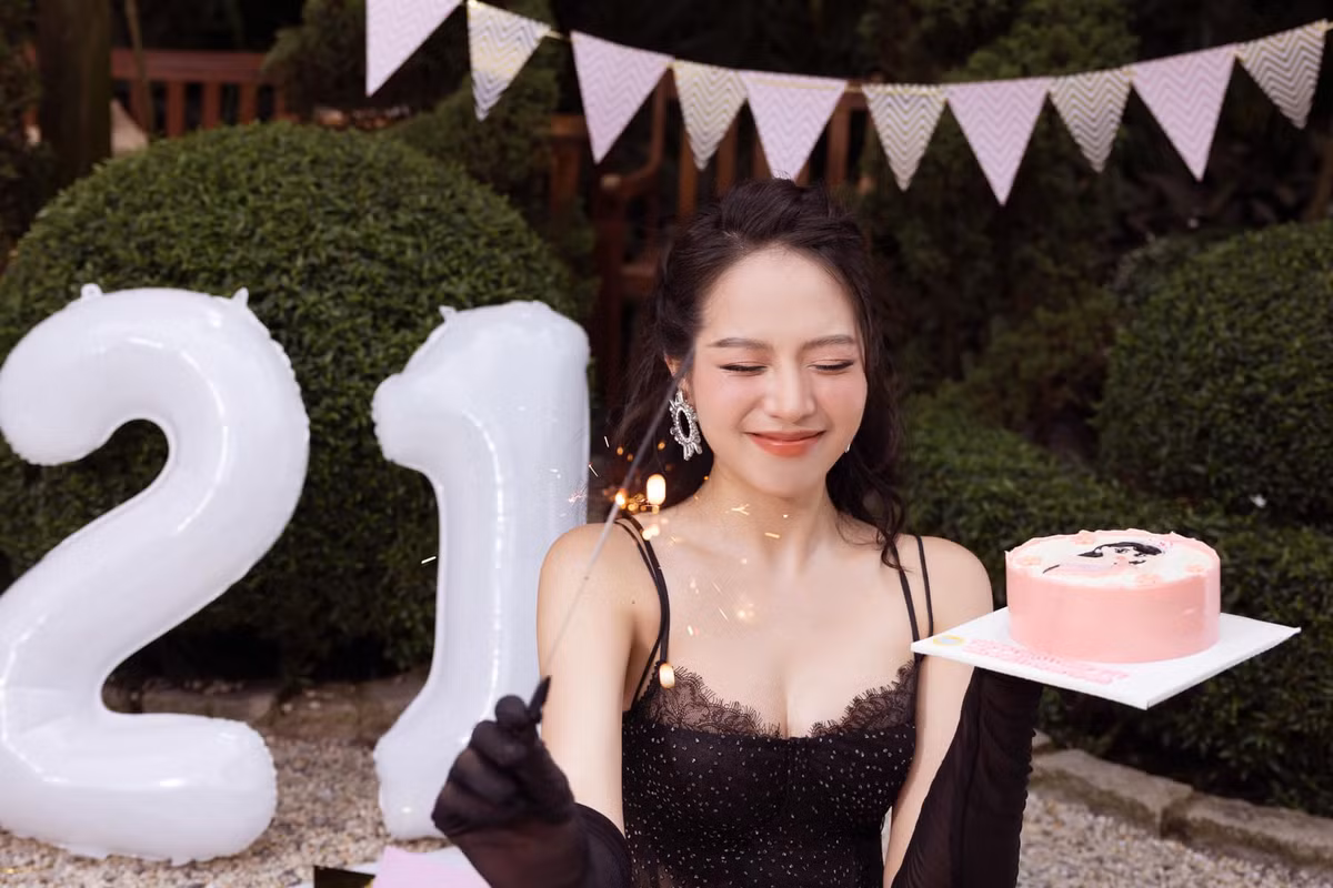 Trước đó, Hoa hậu Việt Nam 2022 Huỳnh Thị Thanh Thủy đã đón sinh nhật tuổi 21. Trong bộ ảnh đón tuổi mới, Thanh Thủy chọn lối trang điểm ngọt ngào cùng chiếc váy ngắn màu đen bí ẩn.