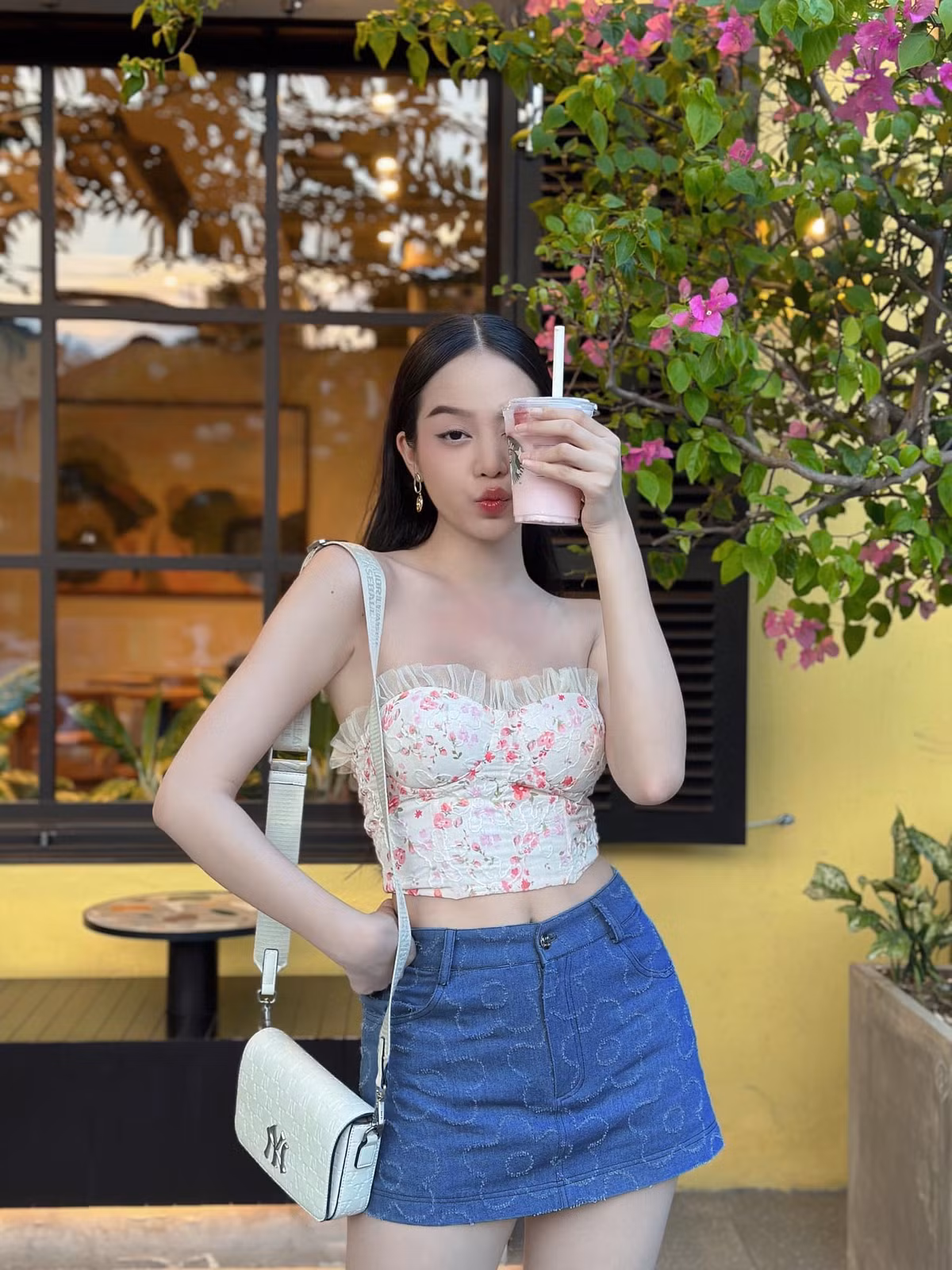 Ngay dưới bài đăng của Thanh Thủy, người thân, bạn bè và người hâm mộ đều dành lời khen cùng những lời chúc sinh nhật đến với nàng hậu.