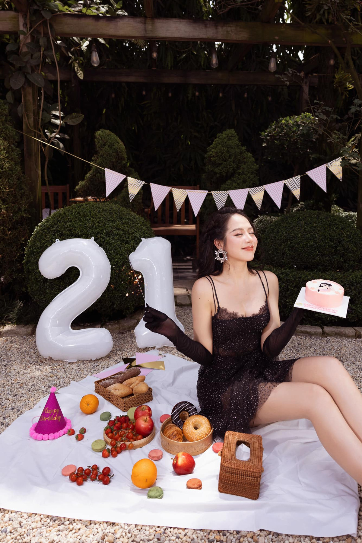 Điều này khiến nhiều người nghi vấn Thanh Thủy chính là nhân vật trong đoạn clip và nàng hậu đang muốn công khai bạn trai.