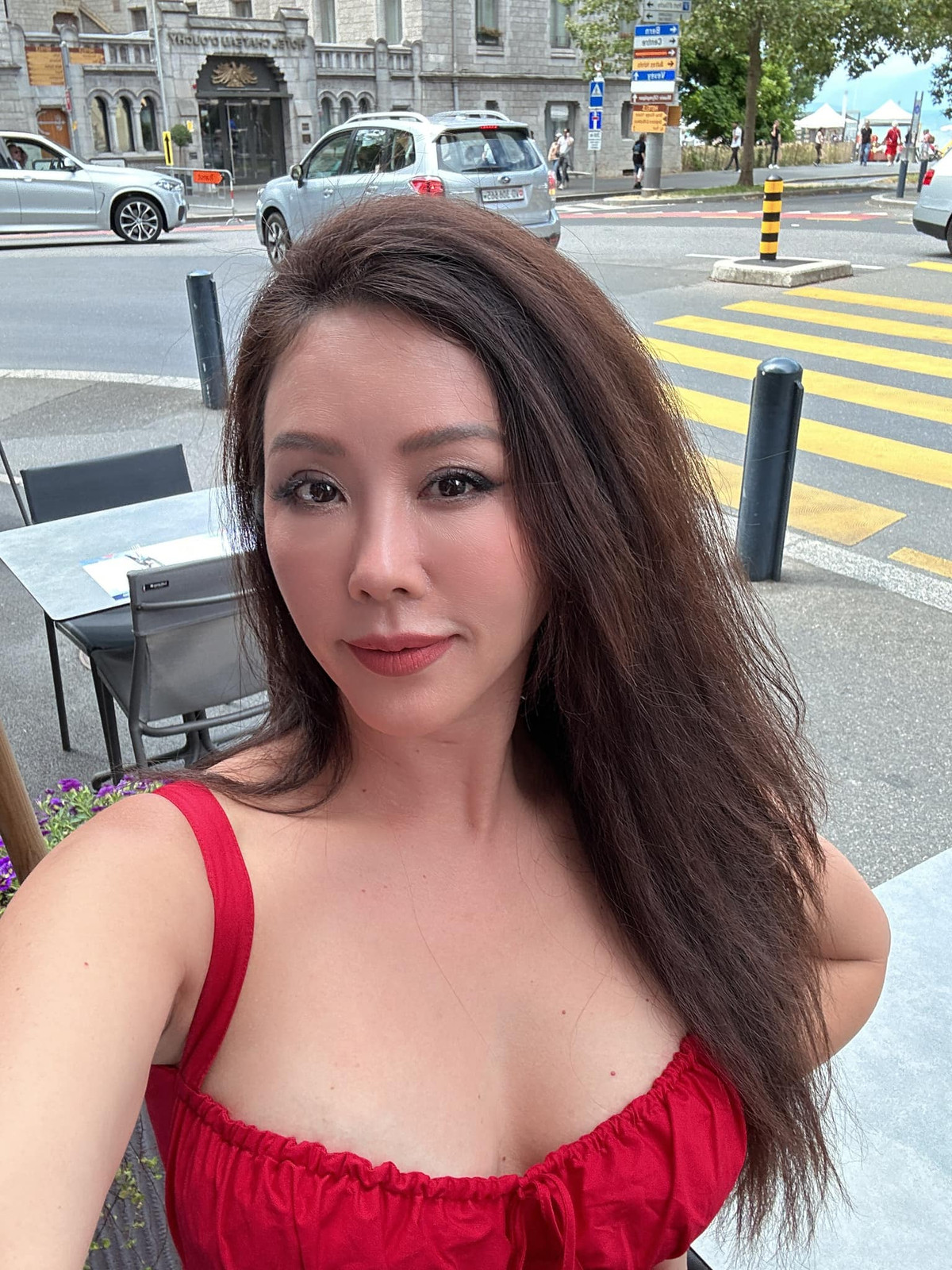 Nàng hậu ăn mặc trẻ trung, gợi cảm khi xuất hiện trên phố.